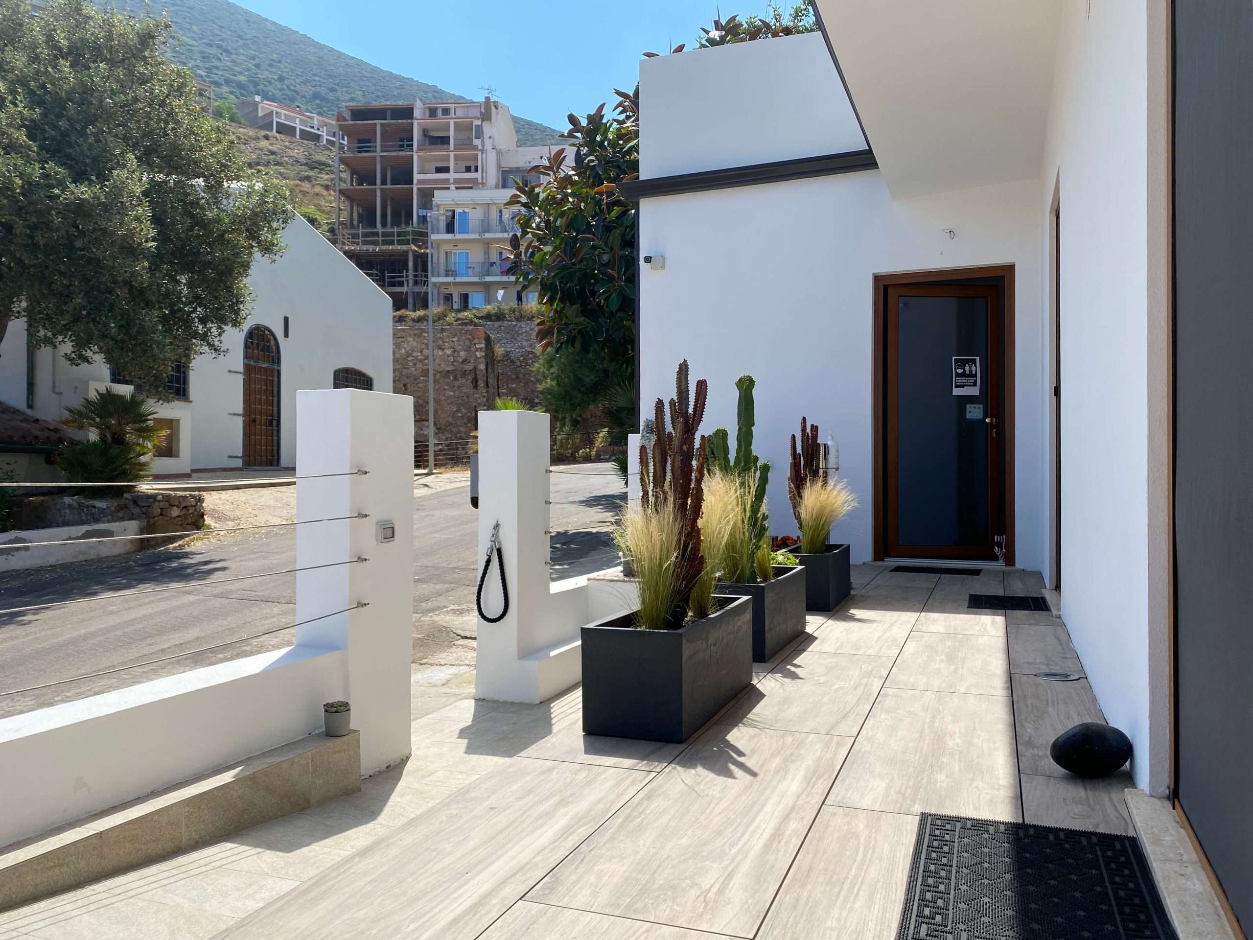 Vista dell'ingresso ad opera ultimata nell'ambito di una progettazione a verde dell'area esterna di un B&B nella città di Buggerru