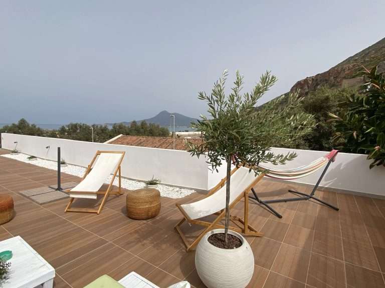 Vista dalla terrazza ad opera ultimata nell'ambito di una progettazione a verde dell'area esterna di un B&B nella città di Buggerru