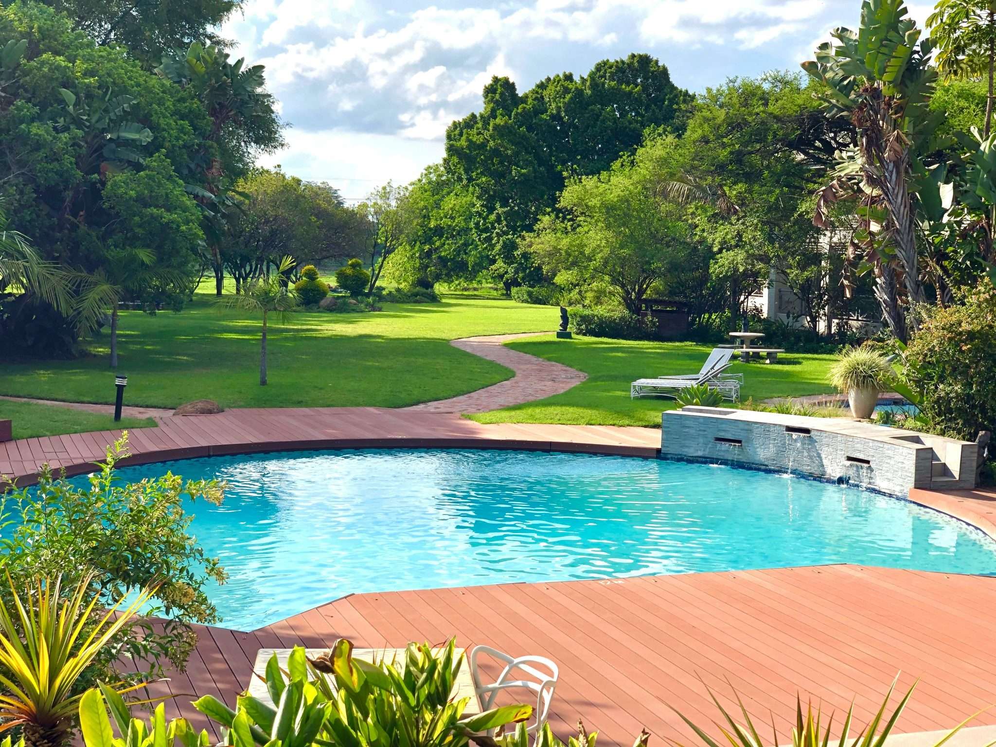 Una piscina in un giardino