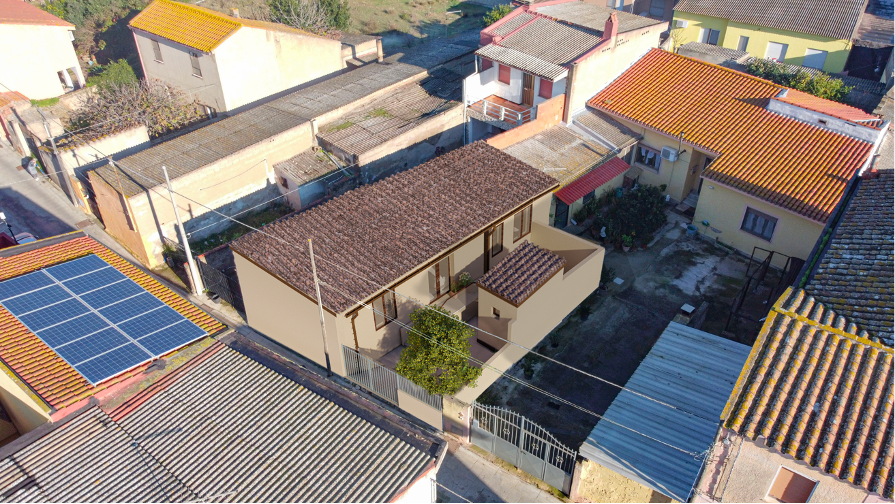 Foto aerea con all'interno un rendering di una casa ristrutturata sovrapposto all'immobile nel suo stato attuale